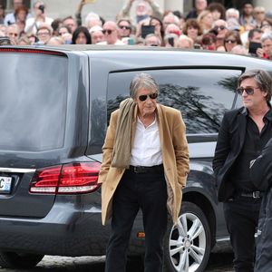 Jacques Dutronc et son fils Thomas Dutronc aux obsèques de l'auteure-compositrice-interprète et actrice française Françoise Hardy au crématorium du cimetière du Père-Lachaise à Paris, France, le 20 juin 2024. © Jacovides-Moreau/Bestimage