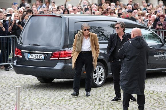 Jacques Dutronc et son fils Thomas Dutronc aux obsèques de l'auteure-compositrice-interprète et actrice française Françoise Hardy au crématorium du cimetière du Père-Lachaise à Paris, France, le 20 juin 2024. © Jacovides-Moreau/Bestimage