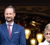 “Les analyses n’ont rien montré de grave et nous en sommes heureux. Elle a pu quitter l’hôpital mais elle a encore besoin de temps pour récupérer”, explique-t-il
Le roi Harald, la reine Sonja et le prince Haakon de Norvège inspectent la garde royale depuis le balcon du palais royal à Oslo, le 20 août 2024. © Dana Press / Bestimage