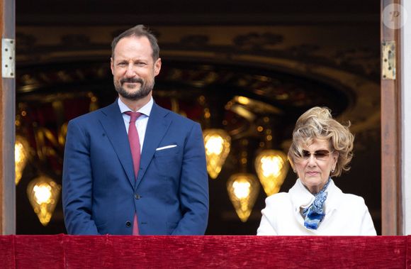 “Les analyses n’ont rien montré de grave et nous en sommes heureux. Elle a pu quitter l’hôpital mais elle a encore besoin de temps pour récupérer”, explique-t-il

Le roi Harald, la reine Sonja et le prince Haakon de Norvège inspectent la garde royale depuis le balcon du palais royal à Oslo, le 20 août 2024. © Dana Press / Bestimage