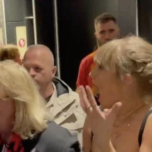 Taylor Swift ne peut contenir sa joie alors qu'elle quitte la suite de l'Allegiant Stadium bras dessus bras dessous avec 'Mama Kelce' et se dirige vers le terrain pendant le Super Bowl LVIII à Las Vegas. Jason Kelce et son père Ed Kelce sont derrière eux.
Backgrid USA / Bestimage