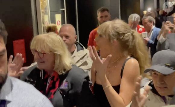 Taylor Swift ne peut contenir sa joie alors qu'elle quitte la suite de l'Allegiant Stadium bras dessus bras dessous avec 'Mama Kelce' et se dirige vers le terrain pendant le Super Bowl LVIII à Las Vegas. Jason Kelce et son père Ed Kelce sont derrière eux.
Backgrid USA / Bestimage