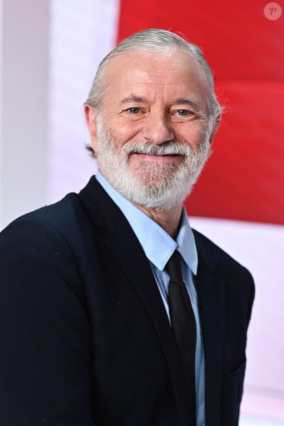 En effet, Francis Huster sera aux commandes d'une nouvelle émission sur la chaîne.

Exclusif - Francis Huster - Enregistrement de l'émission Vivement dimanche au studio Gabriel, présentée par M.Drucker et diffusée sur France 3 le 8 octobre 2023.
© Guillaume Gaffiot / Bestimage