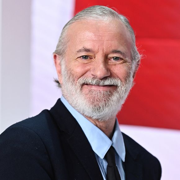 En effet, Francis Huster sera aux commandes d'une nouvelle émission sur la chaîne.

Exclusif - Francis Huster - Enregistrement de l'émission Vivement dimanche au studio Gabriel, présentée par M.Drucker et diffusée sur France 3 le 8 octobre 2023.
© Guillaume Gaffiot / Bestimage