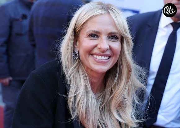Comme le rappelle le quotidien régional Nice-Matin, si l'actrice a jeté son dévolu sur l'île de Bendor, c'est que le site vient de rouvrir ses portes après une longue période de travaux.

Sarah Michelle Gellar - Arrivées à la première du film 'Weeding Nightmare 2' au Pathé Palace à Paris le 25 Mars 2026. © Denis Guignebourg/Bestimage