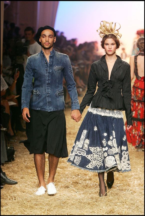 Abraham, le fils aîné de Clémentine Célarié au défilé de mode Jean Paul Gaultier, collection prêt-à-porter printemps-été 2006, à Paris, le 4 octobre 2005.
Rindoff-Bordé / Bestimage