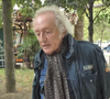 Didier Barbelivien vit à Paris depuis son adolescence.

Didier Barbelivien déambule dans le parc Monceau. Photo : Youtube/DidierBarbelivien