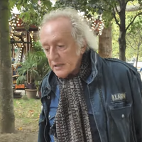 Didier Barbelivien ouvre les portes de son appartement avec vue sur l’un des parcs les plus élégants de Paris, dans le quartier de son enfance