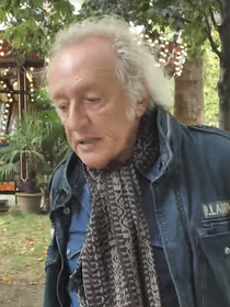Didier Barbelivien ouvre les portes de son appartement avec vue sur l’un des parcs les plus élégants de Paris, dans le quartier de son enfance