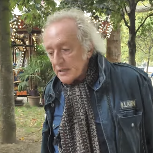 Didier Barbelivien vit à Paris depuis son adolescence.
Didier Barbelivien déambule dans le parc Monceau. Photo : Youtube/DidierBarbelivien