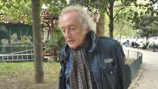 Didier Barbelivien ouvre les portes de son appartement avec vue sur l’un des parcs les plus élégants de Paris, dans le quartier de son enfance