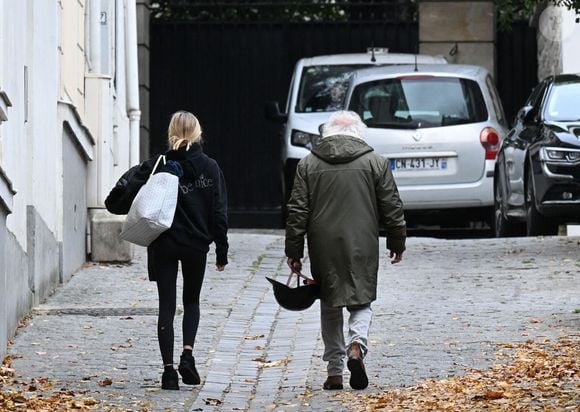 Didier Barbelivien accompagne sa fille chez Nicolas et Carla Sarkozy à Paris puis ressort seul après avoir salué l'ancien président tout juste sorti de prison.
Paris, le 11 novembre 2025. Photo par Agence / Bestimage