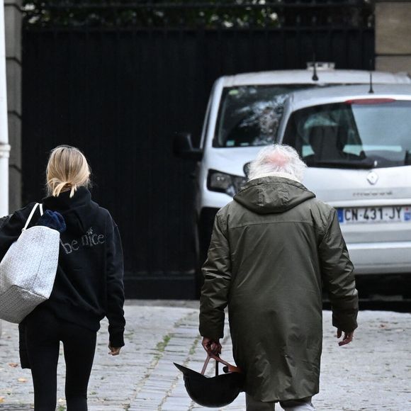 Didier Barbelivien accompagne sa fille chez Nicolas et Carla Sarkozy à Paris puis ressort seul après avoir salué l'ancien président tout juste sorti de prison.
Paris, le 11 novembre 2025. Photo par Agence / Bestimage