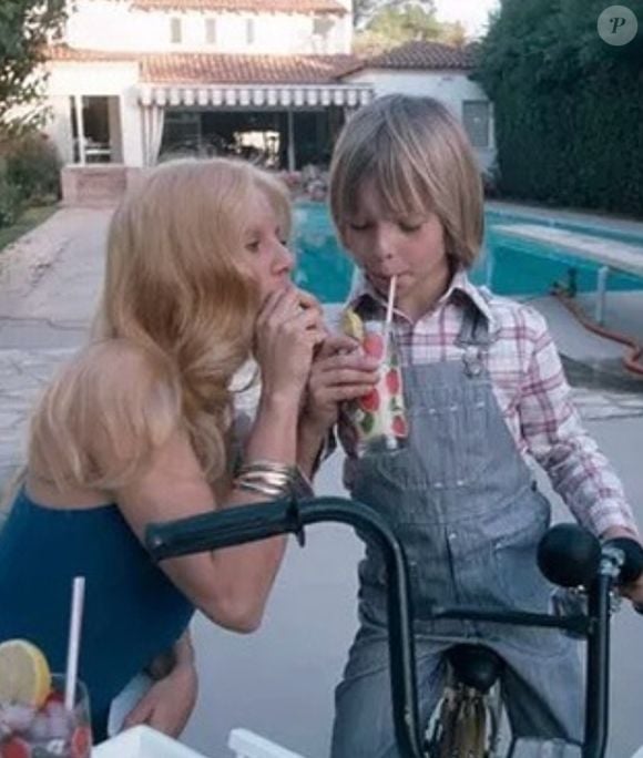 "J’ai beaucoup de chance d’avoir un fils comme toi", a écrit la célèbre chanteuse. "Joyeux anniversaire ! Mon amour !". De beaux messages en somme !

Sylvie Vartan immortalisée avec son fils David (Capture d'écran Instagram - 14 août 2025)