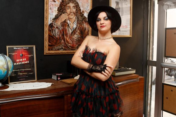 Elle se dit très amoureuse et pleinement épanouie dans cette relation.

Fanny Delaigue (Holidays, le musical) lors de l'enregistrement de l'émission "Jacky aux Platines" au théâtre Clavel à Paris, présentée par J.Jakubowicz et diffusée le 28 octobre sur 20 Minutes Tv
© Christophe Clovis / Bestimage
