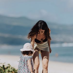 Exclusif - Prix Spécial - Pas de publication sur le web - Fabienne Carat et sa fille Céleste profitent d'une journée à la plage sur l'île de la Réunion, où Fabienne tourne un épisode de la série « Section de Recherches » le 8 juin 2023. (interview possible) 
© Jules Legros / Bestimage