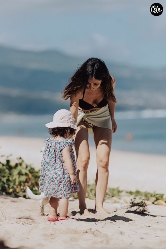 Exclusif - Prix Spécial - Pas de publication sur le web - Fabienne Carat et sa fille Céleste profitent d'une journée à la plage sur l'île de la Réunion, où Fabienne tourne un épisode de la série « Section de Recherches » le 8 juin 2023. (interview possible) 
© Jules Legros / Bestimage