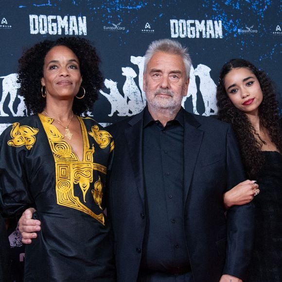 Baptisé "Iep's", cette série est produite par Luc Besson.
Luc Besson avec sa femme Virginie Besson-Silla et ses enfants Thalia Besson, Mao Besson et Sateen Besson assistant à l'avant-première de Dogman à l'UGC Normandie à Paris, France, le 19 septembre 2023. Photo par Aurore Marechal/ABACAPRESS.COM