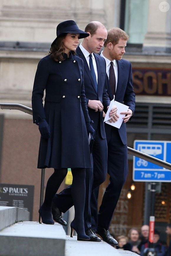 Selon un expert, elle souhaitait rester en Angleterre pour être présente pour ses enfants qui venaient de faire leur rentrée dans une nouvelle école

Kate Catherine Middleton (enceinte), duchesse de Cambridge, le prince William, duc de Cambridge, et le prince Harry - La famille royale d'Angleterre lors de la messe commémorative en l'honneur des victimes de l'incendie de la Tour Grenfell le 14 juin 2017 à Londres. Le 14 décembre 2017 AGENCE / BESTIMAGE