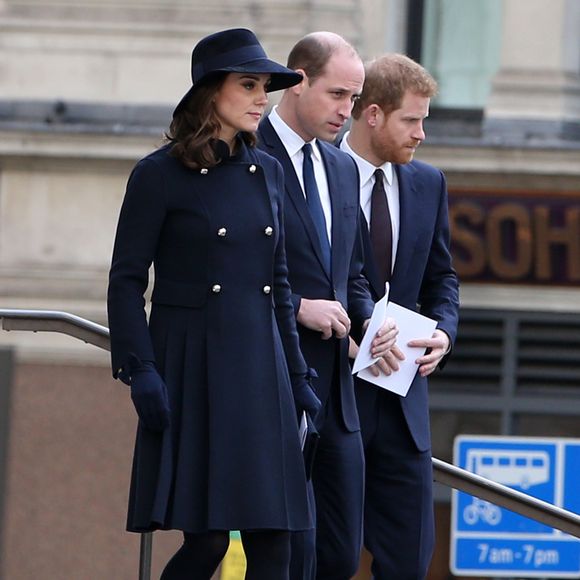 Selon un expert, elle souhaitait rester en Angleterre pour être présente pour ses enfants qui venaient de faire leur rentrée dans une nouvelle école

Kate Catherine Middleton (enceinte), duchesse de Cambridge, le prince William, duc de Cambridge, et le prince Harry - La famille royale d'Angleterre lors de la messe commémorative en l'honneur des victimes de l'incendie de la Tour Grenfell le 14 juin 2017 à Londres. Le 14 décembre 2017 AGENCE / BESTIMAGE