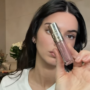Les "Clean Nails" marquent le retour aux ongles naturels, délaissant les capsules et le semi-permanent pour une approche plus saine.

Kendall Jenner fait la promotion de produit "L'Oréal" sur son compte Instagram.