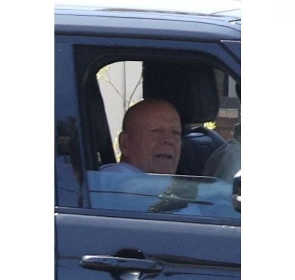 Los Angeles, CA - EXCLUSIF Bruce Willis a été vu en train de conduire pendant une heure à travers Los Angeles, accompagné de ses gardes du corps, 2024. (Backgrid USA / Bestimage).