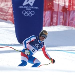 Le 7 février 2026, Cortina D'ampezzo, Italie : Nils Alphand (FRA) lors de la descente masculine de ski alpin des Jeux Olympiques d'hiver de Milano-Cortina 2026 le 7 février 2026 au centre de ski Stelvio à Bormio, Italie. Sergio Bisi/LiveMedia-IPA/ZUMA Press Wire/Bestimage)
