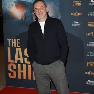 C'est accompagné d'une photo solaire et souriante de son ami que Frédéric Lopez a confié son immense chagrin.

Frédéric Lopez lors de la générale de "The Last Ship" , Le spectacle musical de Sting, à la Seine Musicale à Boulogne-Billancourt le 19 février 2026. © Coadic Guirec / Bestimage