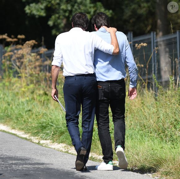 Anthony Delon et son demi-frère Alain-Fabien découvrent les hommages devant les grilles de la propriété de Douchy, quelques heures avant les obsèques de leur père, A.Delon, le 24 août 2024. (Agence / Bestimage).