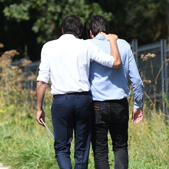 Anthony Delon et son demi-frère Alain-Fabien découvrent les hommages devant les grilles de la propriété de Douchy, quelques heures avant les obsèques de leur père, A.Delon, le 24 août 2024. (Agence / Bestimage).