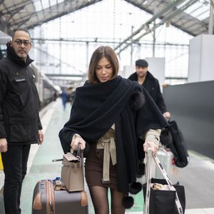 Iris Mittenaere - Le cast de la série "Emily in Paris" arrive à la gare d'Austerlitz à Paris le 14 décembre 2025.
© Yehiel Chekroune / Bestimage