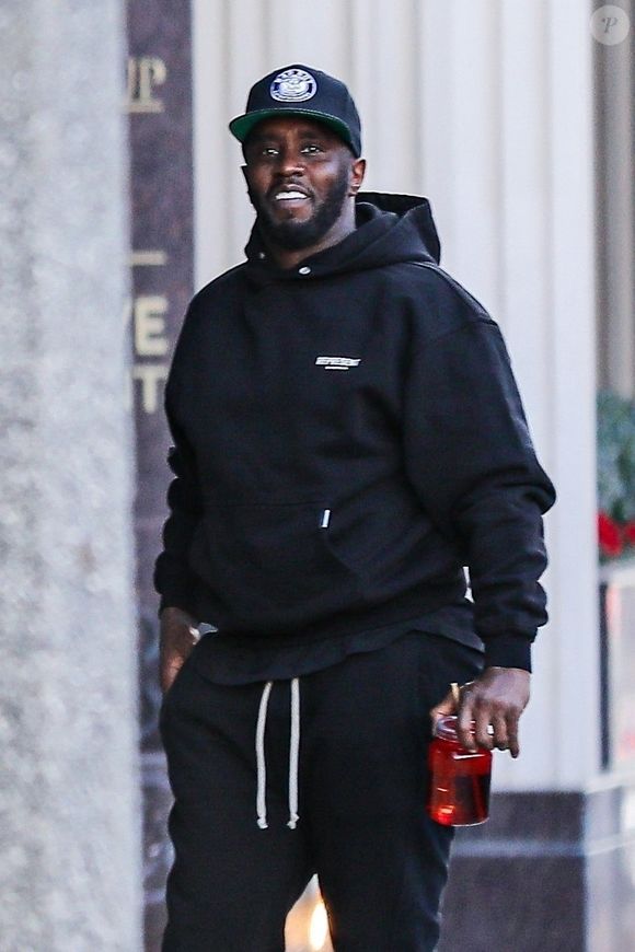 P. Diddy (Sean Combs) et sa compagne Yung vont voir un film au cinéma à Miami, le 18 novembre 2022. Backgrid USA / Bestimage