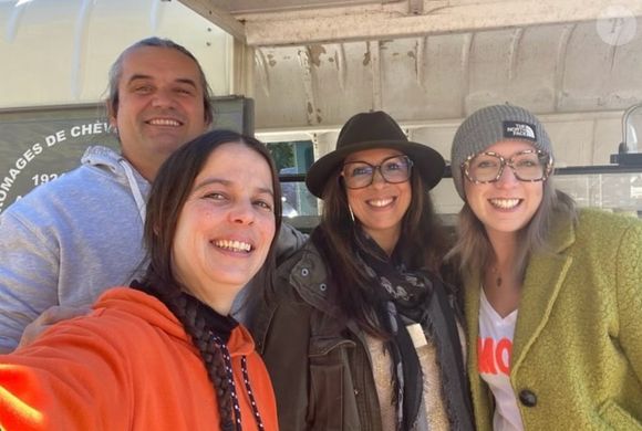 Anaïs candidate de la 18ème saison de l'Amour immortalisée sur Instagram avec d'autres ex-candidats - Capture d'écran - octobre 2024.