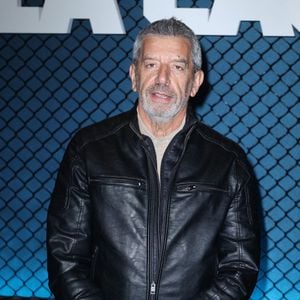 Michel Cymes assiste à la première de « La Cage » au Pathé Palace à Paris, en France, le 4 novembre 2024. Photo : Jérôme Dominé/ABACAPRESS.COM