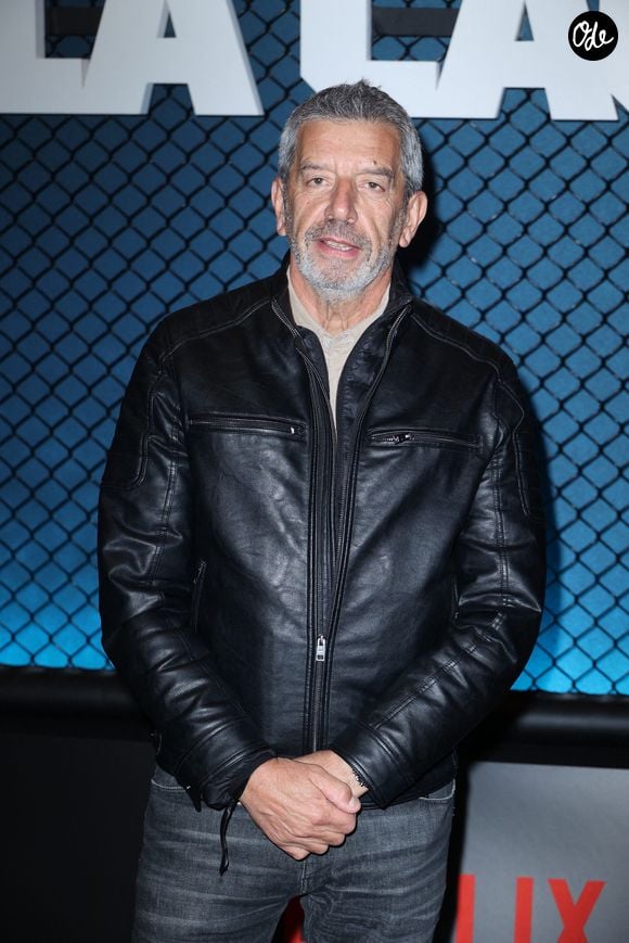 Michel Cymes assiste à la première de « La Cage » au Pathé Palace à Paris, en France, le 4 novembre 2024. Photo : Jérôme Dominé/ABACAPRESS.COM