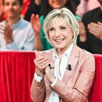 Avec 50 ans de carrière à son actif, Evelyne Dhéliat refuse pourtant une chose que beaucoup de gens voudraient : "On me l'a demandé souvent..."