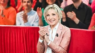 Avec 50 ans de carrière à son actif, Evelyne Dhéliat refuse pourtant une chose que beaucoup de gens voudraient : "On me l'a demandé souvent..."