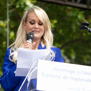 Laeticia Hallyday et ses filles Jade et Joy inaugurent une esplanade portant le nom de Johnny Hallyday située en face du Zénith de Toulouse, le 15 juin 2019, date hautement symbolique puisque le rockeur aurait eu 76 ans. © Frédéric Maligne/Bestimage
