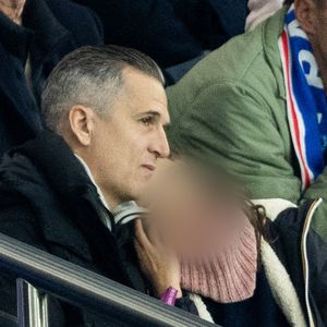 Guillaume Canet et ses enfants Marcel et Louise dans les tribunes du match de qualification de la Coupe du monde 2026 entre la France contre l'Ukraine (4-0) au Parc des Princes à Paris le 13 novembre 2025. © Cyril moreau/Bestimage