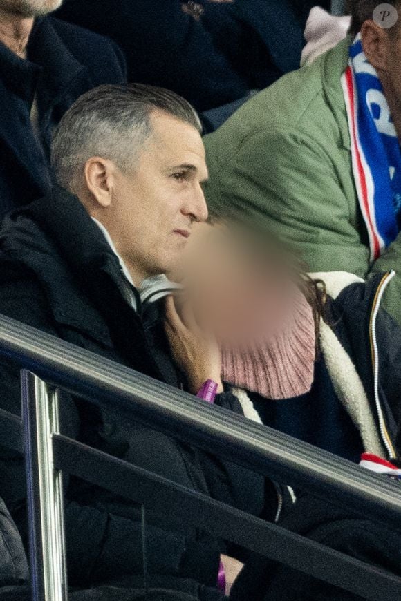 Guillaume Canet et ses enfants Marcel et Louise dans les tribunes du match de qualification de la Coupe du monde 2026 entre la France contre l'Ukraine (4-0) au Parc des Princes à Paris le 13 novembre 2025. © Cyril moreau/Bestimage