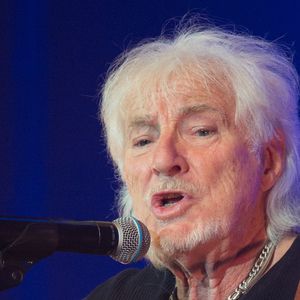 Celui qui a reçu nos confrères chez lui à Marly-le-Roi a déclaré : "C’est scandaleux d’avoir besoin d’une autorisation pour planter un drapeau français devant sa maison".

Hugues Aufray lors du concert des Coccinelles au Casino de Paris au profit de l'A.N.R, Association Neurofibromatoses et Recklinghausen a Paris, France le 04 Novembre 2018. Photo by Nasser Berzane/ABACAPRESS.COM