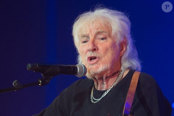 Celui qui a reçu nos confrères chez lui à Marly-le-Roi a déclaré : "C’est scandaleux d’avoir besoin d’une autorisation pour planter un drapeau français devant sa maison".

Hugues Aufray lors du concert des Coccinelles au Casino de Paris au profit de l'A.N.R, Association Neurofibromatoses et Recklinghausen a Paris, France le 04 Novembre 2018. Photo by Nasser Berzane/ABACAPRESS.COM