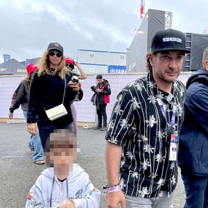 Michaël Youn et sa compagne Isabelle Funaro avec leur fils Stellar lors des "24 Heures du Mans", le 16 juin 2024. © Fabien Faure/Bestimage