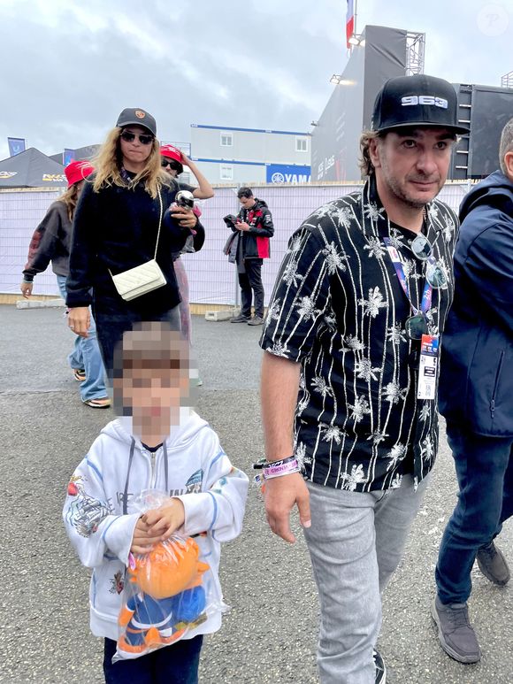 Michaël Youn et sa compagne Isabelle Funaro avec leur fils Stellar lors des "24 Heures du Mans", le 16 juin 2024. © Fabien Faure/Bestimage
