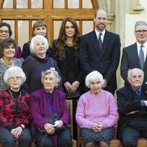 Le Prince et la Princesse de Galles (rangée arrière au centre), entourés du Premier ministre Sir Keir Starmer et de la vice-Première ministre Angela Rayner, posent pour une photo avec les participants à une cérémonie au Guildhall de Londres, pour commémorer la Journée de la mémoire de l'Holocauste et le 80e anniversaire de la libération d'Auschwitz-Birkenau. Lundi 27 janvier 2025. Londres, Royaume-Uni. Photo by Arthur Edwards/The Sun/PA Wire/ABACAPRESS.COM