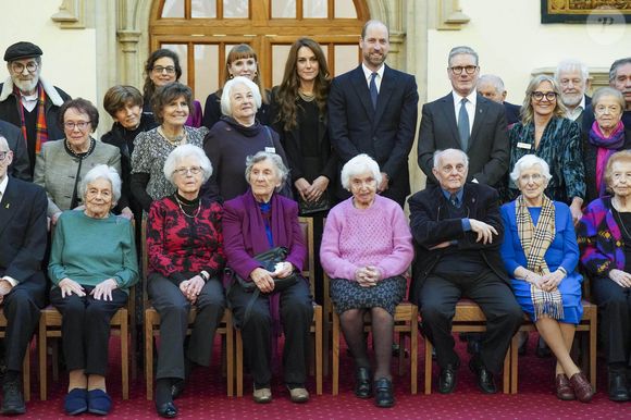 Le Prince et la Princesse de Galles (rangée arrière au centre), entourés du Premier ministre Sir Keir Starmer et de la vice-Première ministre Angela Rayner, posent pour une photo avec les participants à une cérémonie au Guildhall de Londres, pour commémorer la Journée de la mémoire de l'Holocauste et le 80e anniversaire de la libération d'Auschwitz-Birkenau. Lundi 27 janvier 2025. Londres, Royaume-Uni. Photo by Arthur Edwards/The Sun/PA Wire/ABACAPRESS.COM