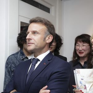 Exclusif - Le président Emmanuel Macron, Laurence Auzière (Laurence Graffensttaden) lors du vernissage de l'exposition de Danhôo à la galerie A2Z Art Gallery à Paris le 29 avril 2025.

© Jack Tribeca / Bestimage