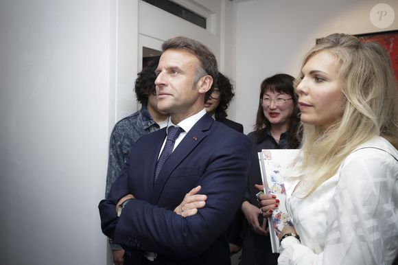 Exclusif - Le président Emmanuel Macron, Laurence Auzière (Laurence Graffensttaden) lors du vernissage de l'exposition de Danhôo à la galerie A2Z Art Gallery à Paris le 29 avril 2025.

© Jack Tribeca / Bestimage