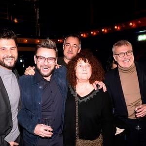 Jeanfi Janssens, Christophe Beaugrand avec son mari, Valerie Mairesse, Laurent Ruquier Sylvie Tellier et Sebastien Thoen à la 150 ème du spectacle "Tombé du ciel" de Jeanfi Janssens à la Comédie des Champs Elysées à Paris le 13 février 2025. Spectacle suivi d'une réception Restaurant Manko.

© Cédric Perrin / Bestimage