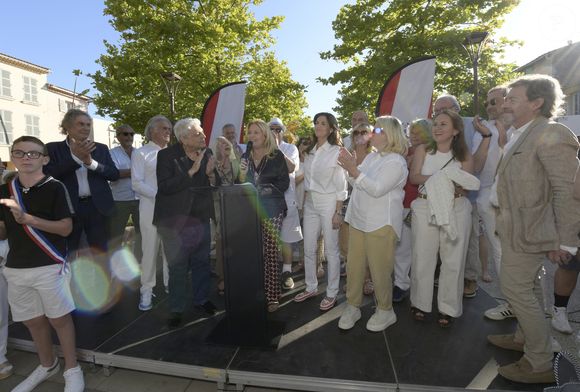 Exclusif - Enrico Macias, Sylvie Siri, maire de Saint-Tropez, Caroline Barclay - Personnalités à l'exposition photographique de Paris Match "Eddie Barclay — Saint-Tropez, le sens de la fête !" place Blanqui à Saint-Tropez le 11 juillet 2025.

© Sophie Louvet / Nice Matin / Bestimage